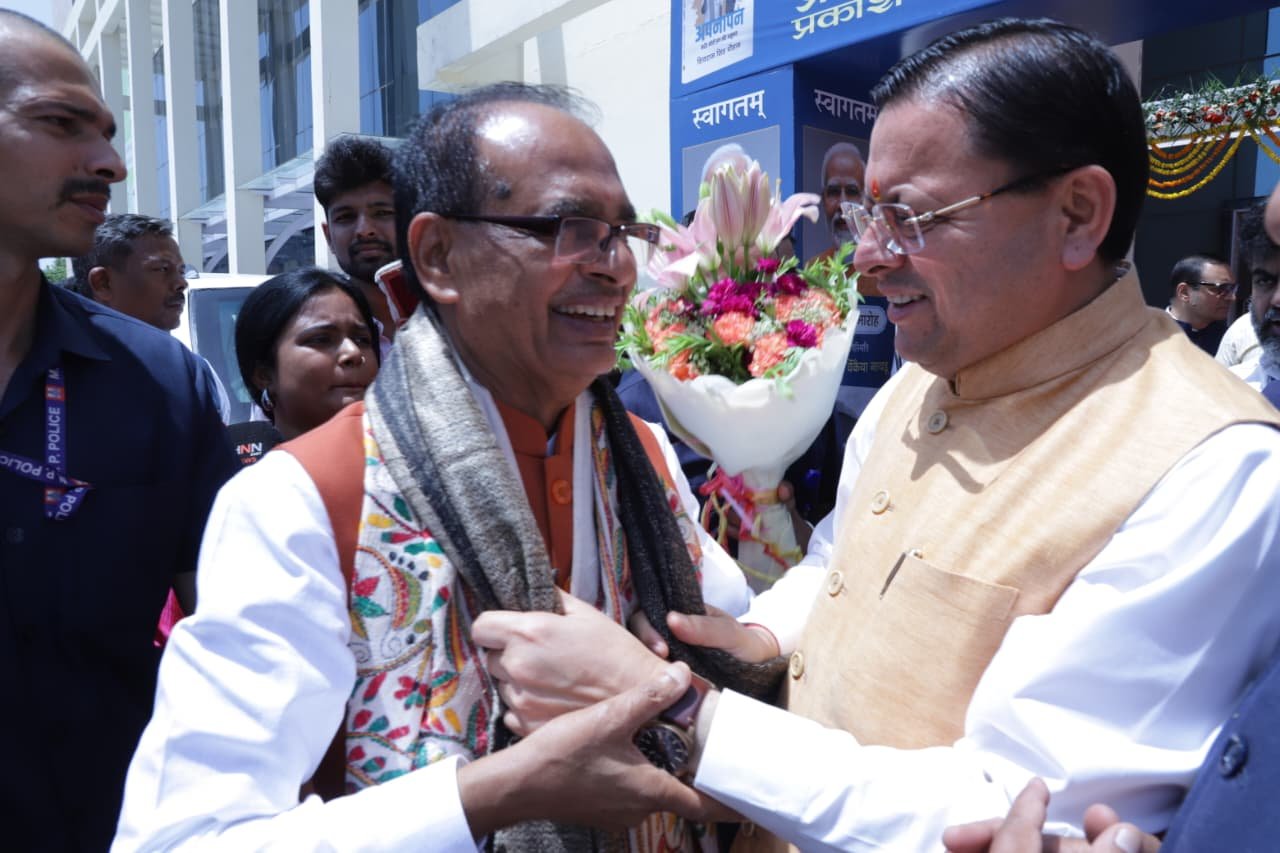 ‘अपनापन–नरेंद्र मोदी संग मेरे अनुभव’ के लोकार्पण कार्यक्रम में शामिल हुए सीएम धामी