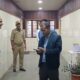 गर्मी के बीच जिला अस्पताल पहुंचे डीएम मनीष कुमार, मरीजों की सुविधाओं का लिया जायजा