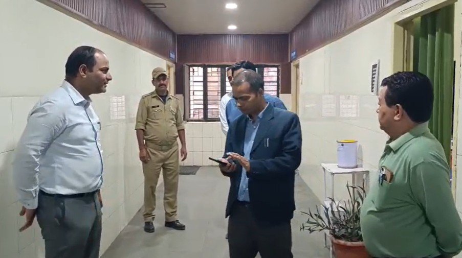 गर्मी के बीच जिला अस्पताल पहुंचे डीएम मनीष कुमार, मरीजों की सुविधाओं का लिया जायजा