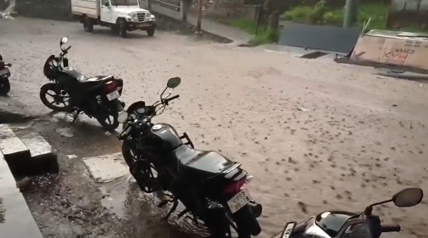 दस मिनट की बारिश में डिग्री कॉलेज रोड बनी दरिया, चंपावत में बारिश ने खोली सिस्टम की पोल