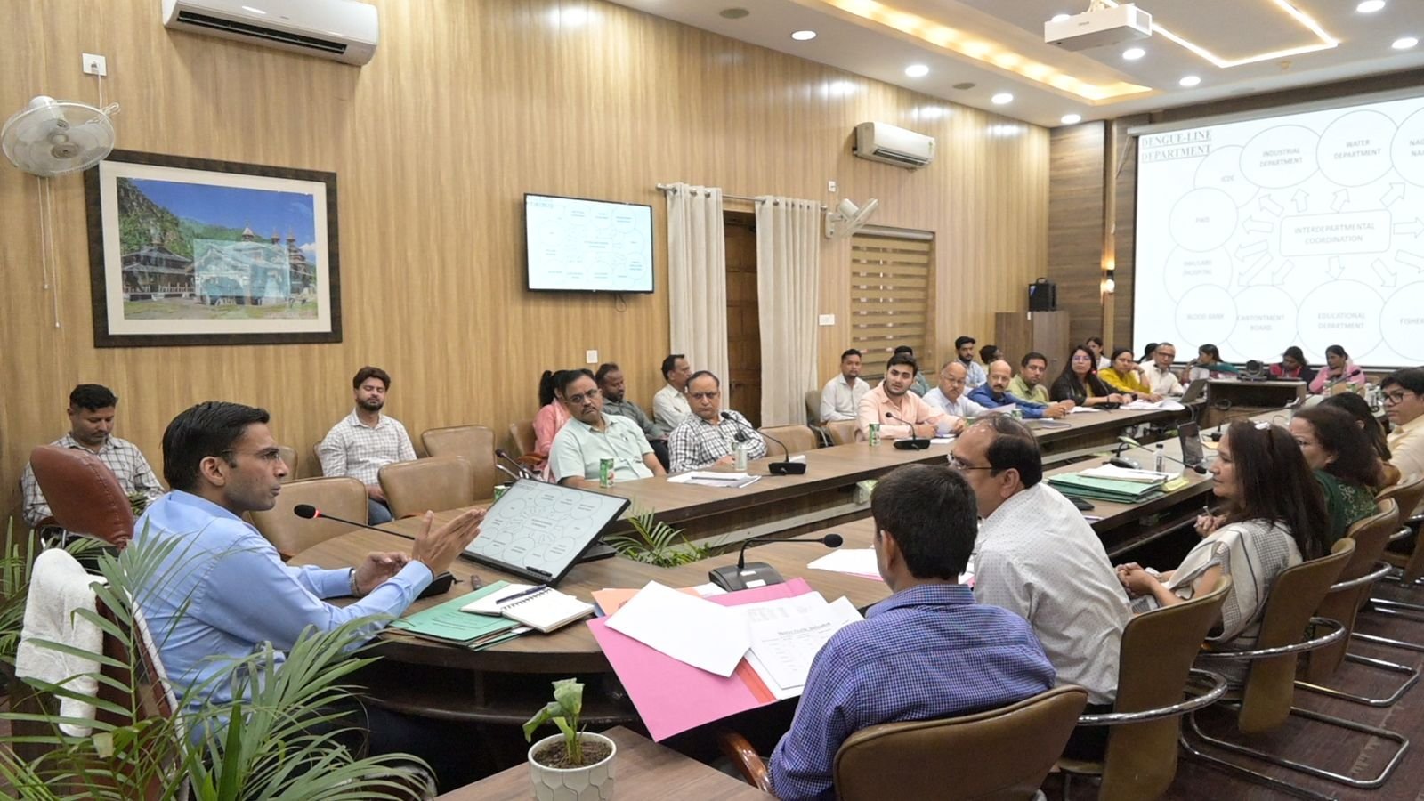 देहरादून में डेंगू रोकथाम को लेकर प्रशासन अलर्ट, डीएम ने ली अधिकारियों की बैठक