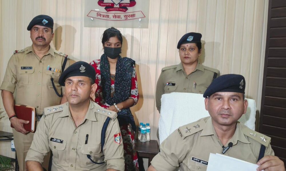 प्रेमी संग मर्डर करने वाली इनामी महिला गिरफ्तार