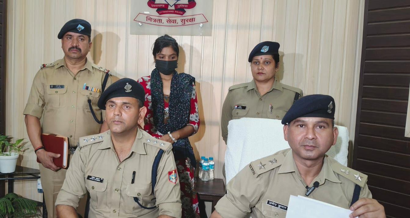 प्रेमी संग मर्डर करने वाली इनामी महिला गिरफ्तार