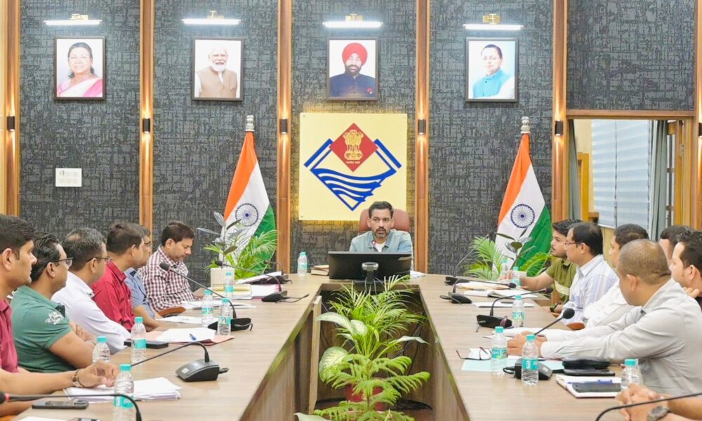 जिलाधिकारी डॉ. आशीष चौहान ने विभिन्न विभागों के अधिकारियों के साथ की महत्वपूर्ण बैठक , आपदाओं से प्रभावी ढंग से निपटने के दिए निदेश…