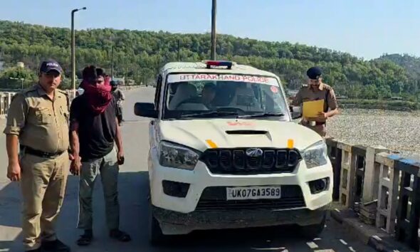 ढोल- नगाड़ों के साथ 02 आदतन अपराधियों को दून पुलिस ने किया तड़ीपार