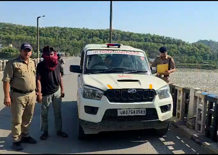ढोल- नगाड़ों के साथ 02 आदतन अपराधियों को दून पुलिस ने किया तड़ीपार