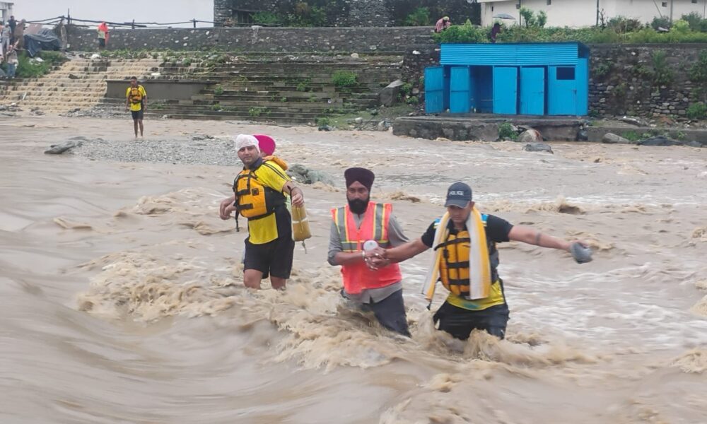 एसडीआरएफ की सतर्कता से टला बड़ा हादसा, उफनती नदी में फंसे 50 से अधिक श्रद्धालुओं को किया सकुशल रेस्क्यू…