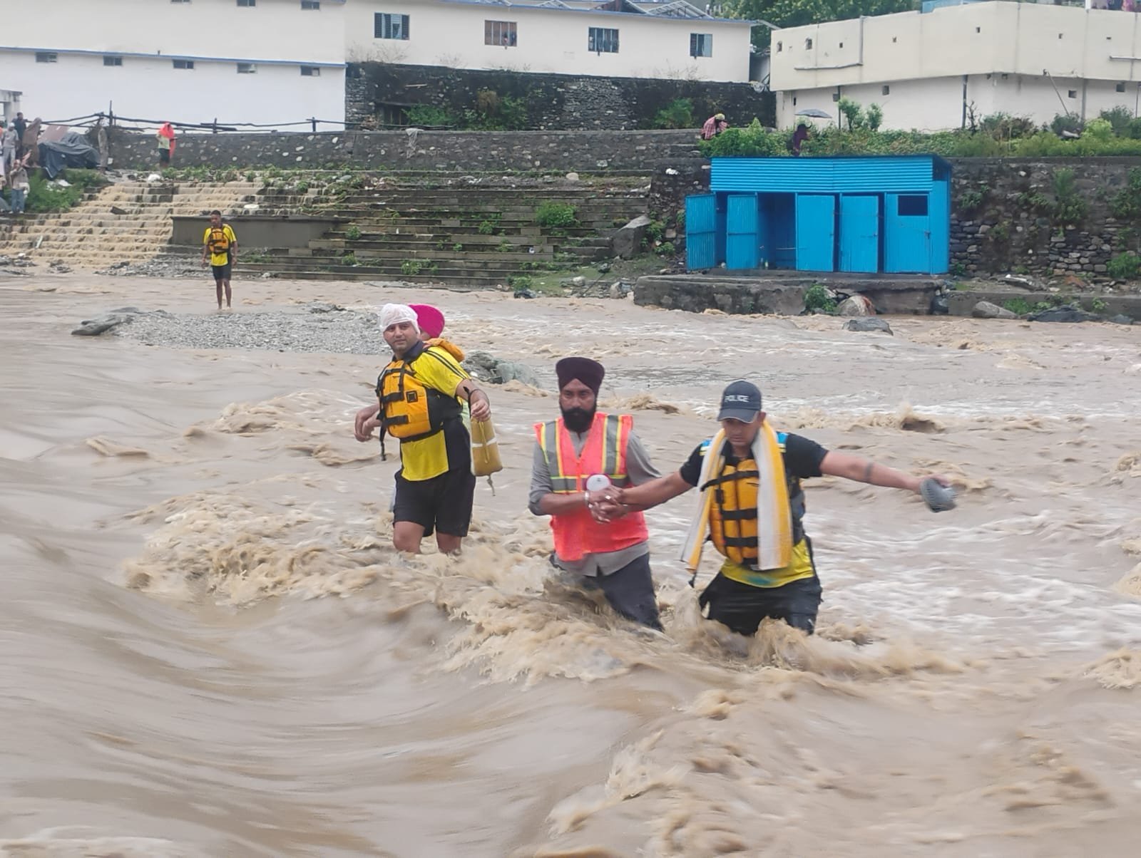 एसडीआरएफ की सतर्कता से टला बड़ा हादसा, उफनती नदी में फंसे 50 से अधिक श्रद्धालुओं को किया सकुशल रेस्क्यू…