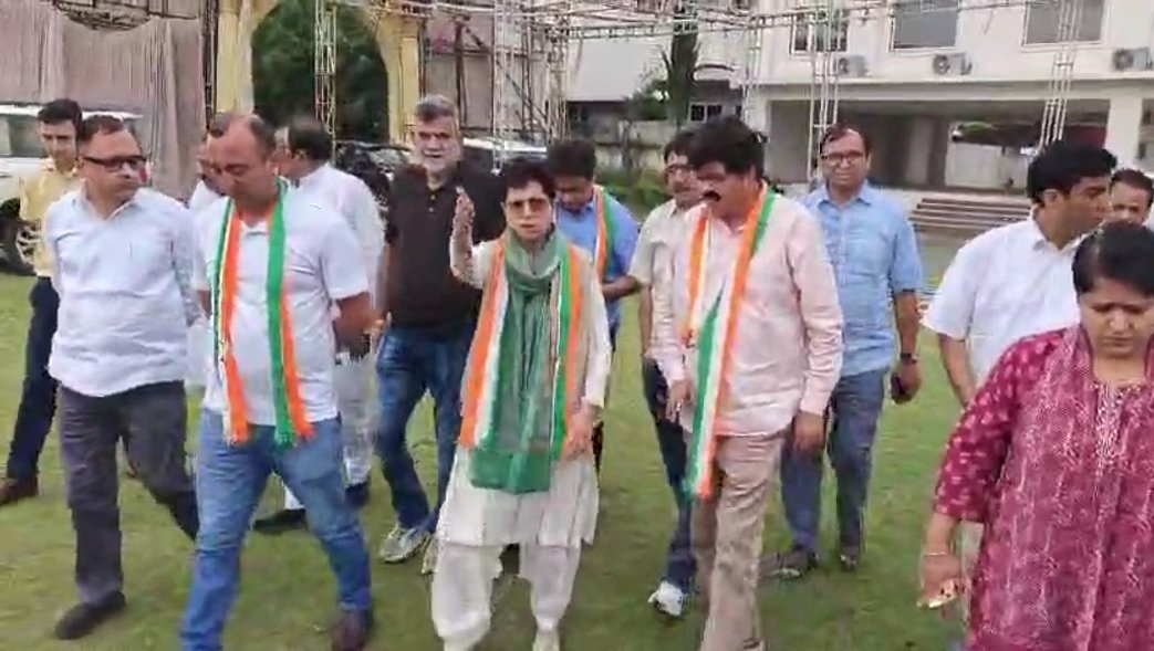 नेता प्रतिपक्ष राहुल गांधी के दौरे को लेकर कांग्रेस की प्रदेश प्रभारी कुमारी शैलजा पहुंचीं देहरादून , कांग्रेस कार्यकर्ताओं ने किया स्वागत….