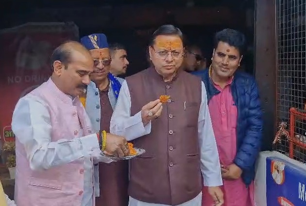 बेरीनाग में मुख्यमंत्री पुष्कर सिंह धामी ने स्थानीय लोगों से किया आत्मीय संवाद, स्थानीय दुकान पर खाई जलेबी….