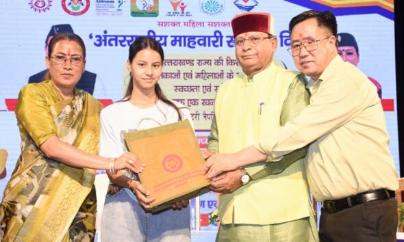 World Menstrual Hygiene Day पर मंत्री रेखा आर्या ने किया बालिकाओं को जागरूक, स्वच्छता किट भी बांटी