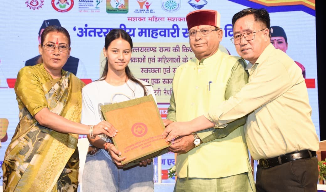 World Menstrual Hygiene Day पर मंत्री रेखा आर्या ने किया बालिकाओं को जागरूक, स्वच्छता किट भी बांटी