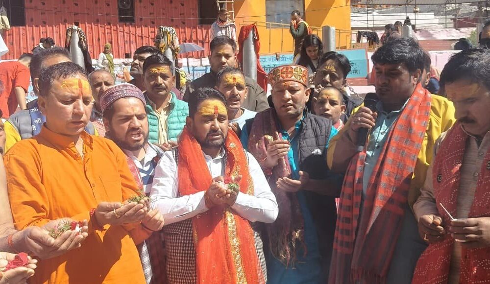 प्रधानमंत्री नरेंद्र मोदी के सर्वाधिक कार्यकाल पूरा, गंगोत्री धाम में विधायक सुरेश सिंह चौहान ने की विशेष पूजा