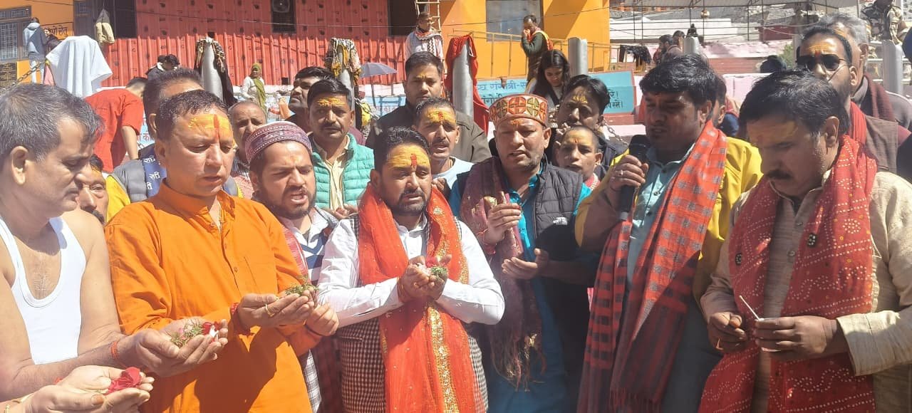 प्रधानमंत्री नरेंद्र मोदी के सर्वाधिक कार्यकाल पूरा, गंगोत्री धाम में विधायक सुरेश सिंह चौहान ने की विशेष पूजा