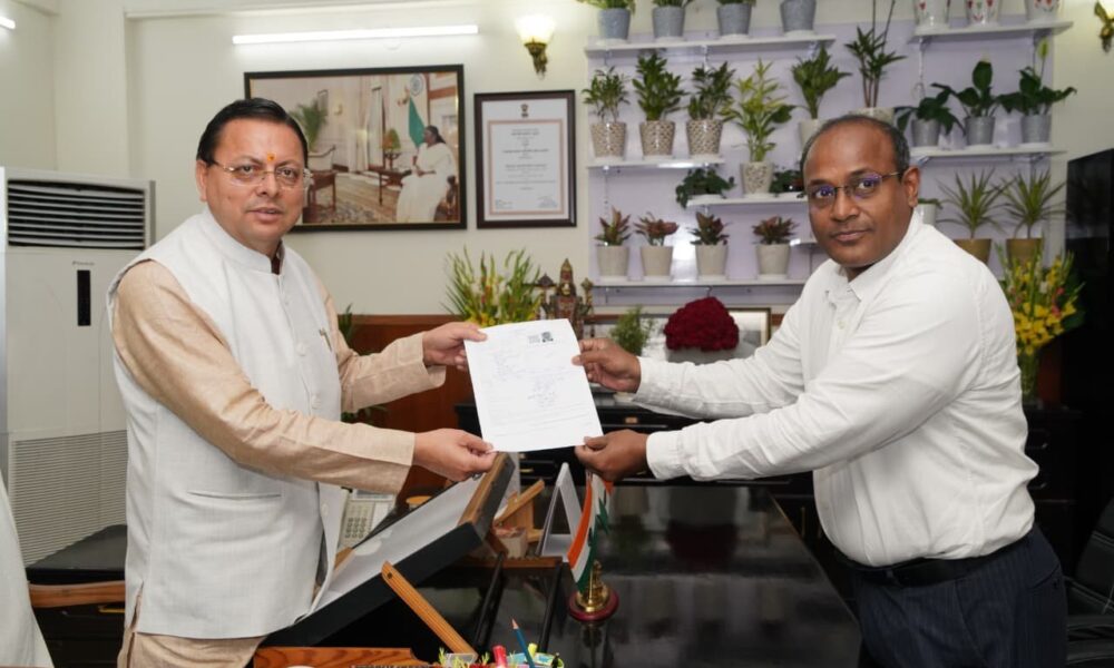 SIR के तहत सीएम धामी को मुख्य निर्वाचन अधिकारी ने सौंपा गणना फॉर्म