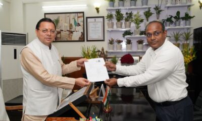 SIR के तहत सीएम धामी को मुख्य निर्वाचन अधिकारी ने सौंपा गणना फॉर्म