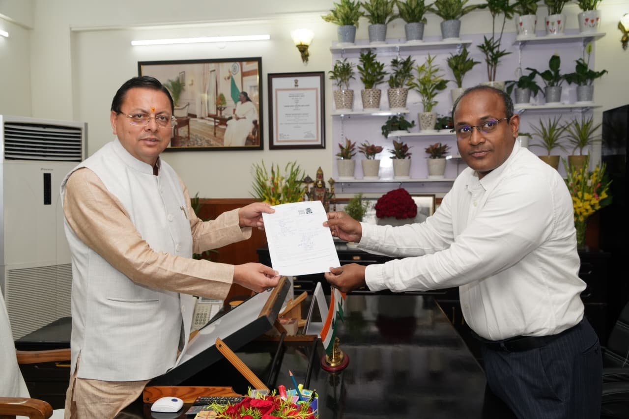 SIR के तहत सीएम धामी को मुख्य निर्वाचन अधिकारी ने सौंपा गणना फॉर्म