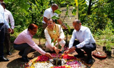 मुख्यमंत्री आवास में विकसित होगा 3 बी गार्डन, सीएम धामी ने कृष्णा वट के पौधा लगाकर किया शुभारंभ