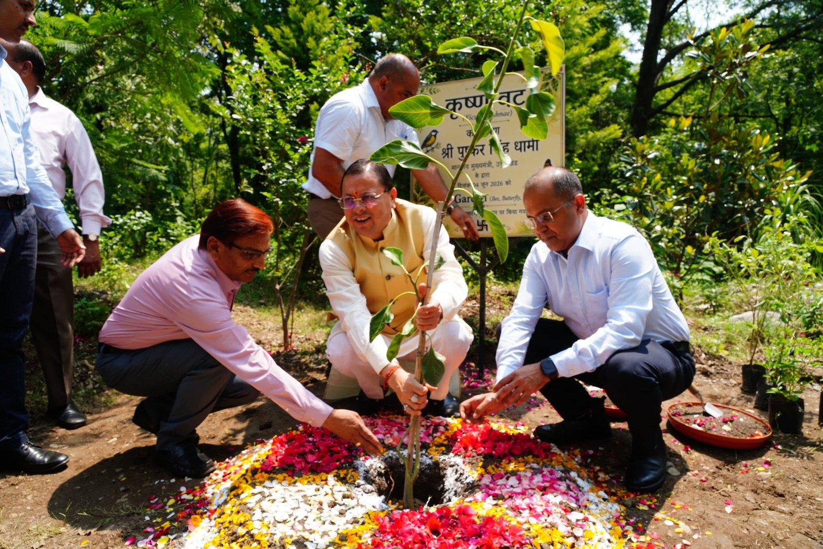मुख्यमंत्री आवास में विकसित होगा 3 बी गार्डन, सीएम धामी ने कृष्णा वट के पौधा लगाकर किया शुभारंभ