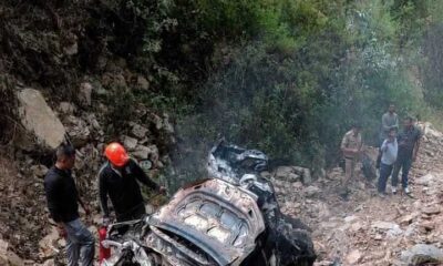 250 मीटर गहरी खाई में गिरी कार में लगी आग, दो की मौत, तीन गंभीर घायल