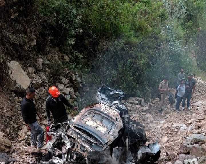 250 मीटर गहरी खाई में गिरी कार में लगी आग, दो की मौत, तीन गंभीर घायल
