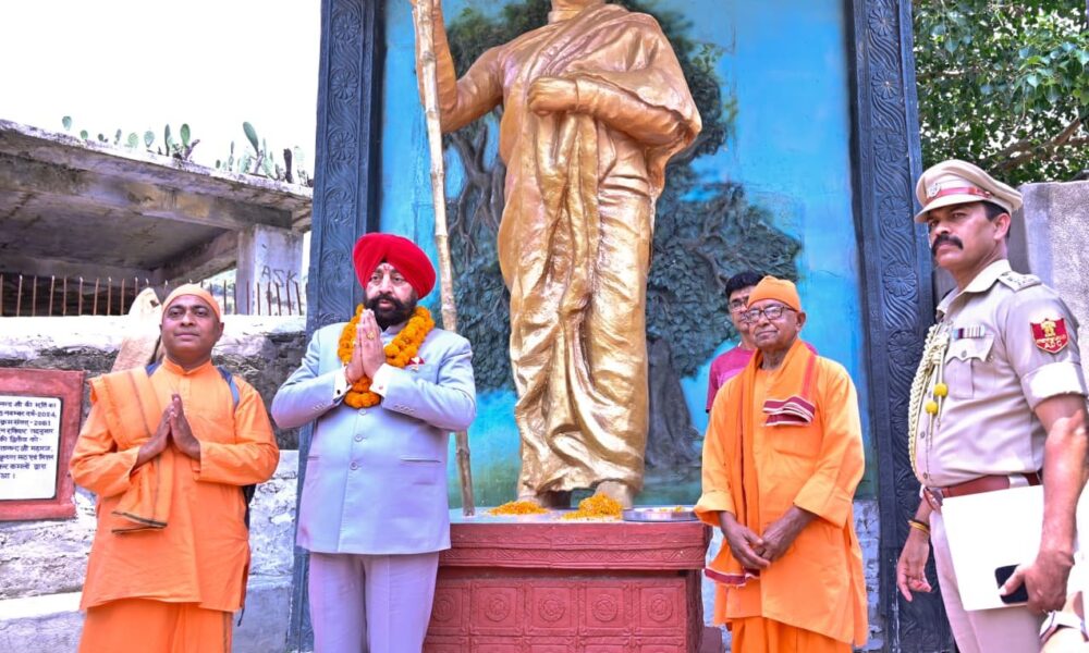 काकड़ीघाट में राज्यपाल ने ज्ञानवृक्ष और कर्कटेश्वर मंदिर में की पूजा-अर्चना