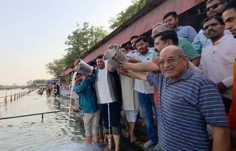 PM मोदी कीर्तिमान बनाने पर भाजपा कार्यकर्ताओं में खुशी की लहर, गोविन्द घाट पर माँ गंगा का किया दुग्धाभिषेक
