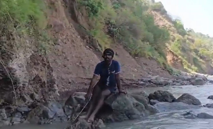गंगा नदी के बीच एक पहाड़ी पर फंसा शख्स, एसडीआरएफ ने किया सुरक्षित रेस्क्यू