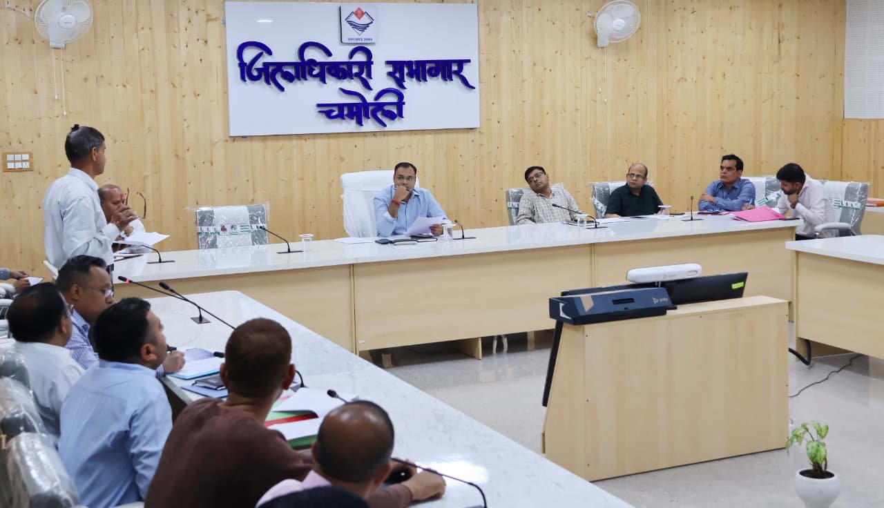 चमोली में जनशिकायतों का मौके पर ही निस्तारण, DM बोले – CM हेल्पलाइन के काम में लापरवाही बर्दाश्त नहीं