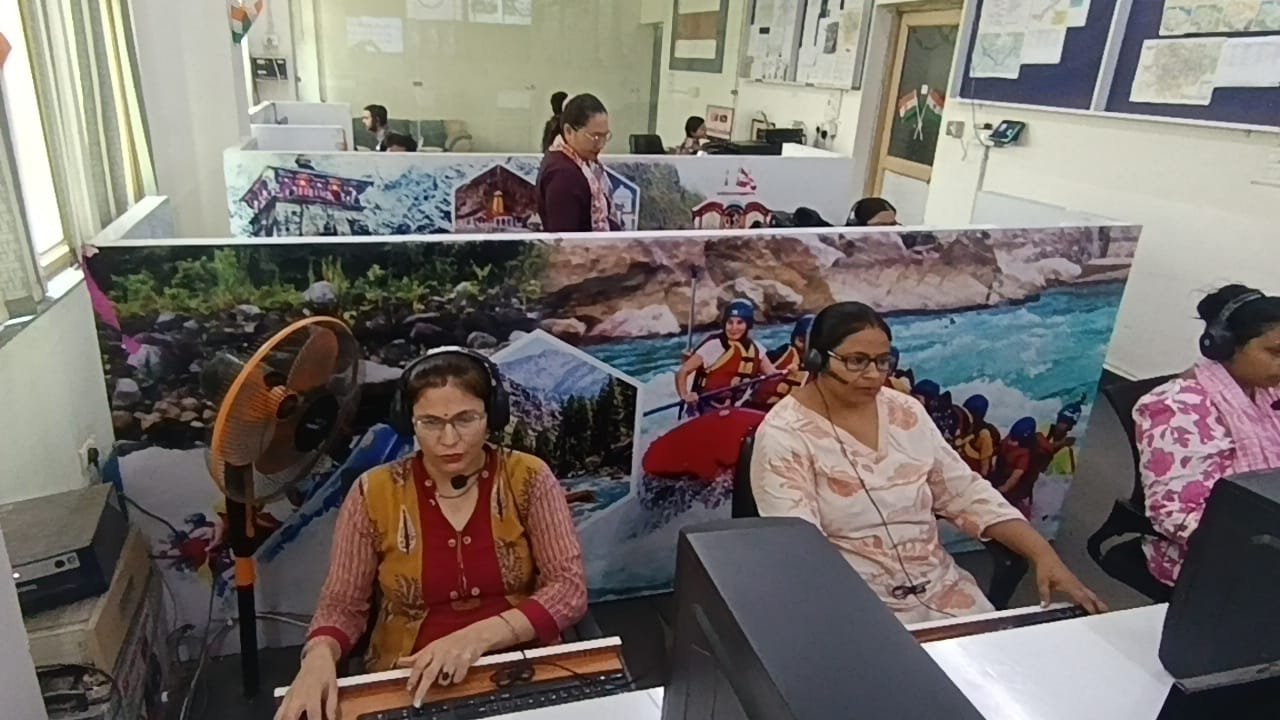 चारधाम यात्रा की 24 घंटे निगरानी कर रहा कमांड कंट्रोल रूम, 45 हज़ार से अधिक शिकायतों का हुआ समाधान