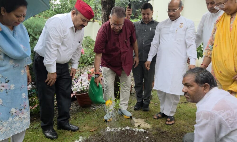 World Environment Day पर कृषि मंत्री ने किया पौधारोपण, लोगों को फलदार पौधे भी किए वितरित
