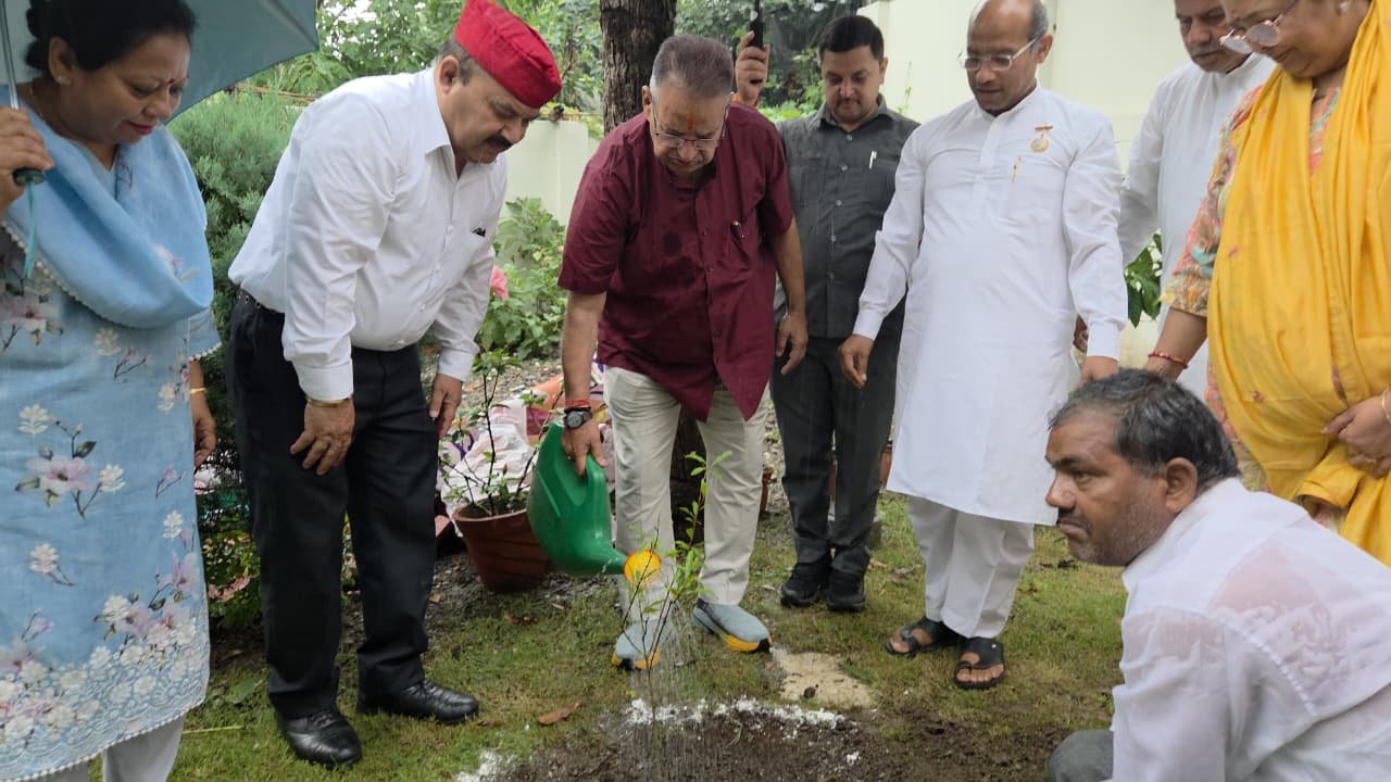World Environment Day पर कृषि मंत्री ने किया पौधारोपण, लोगों को फलदार पौधे भी किए वितरित