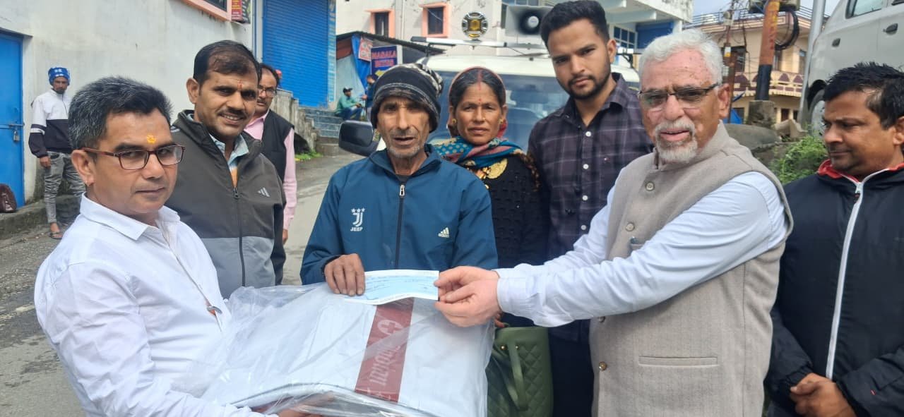 आकाशीय बिजली की मार से राख हुई गौशाला, 24 घंटे के भीतर पीड़ित परिवार को मिली आर्थिक सहायता