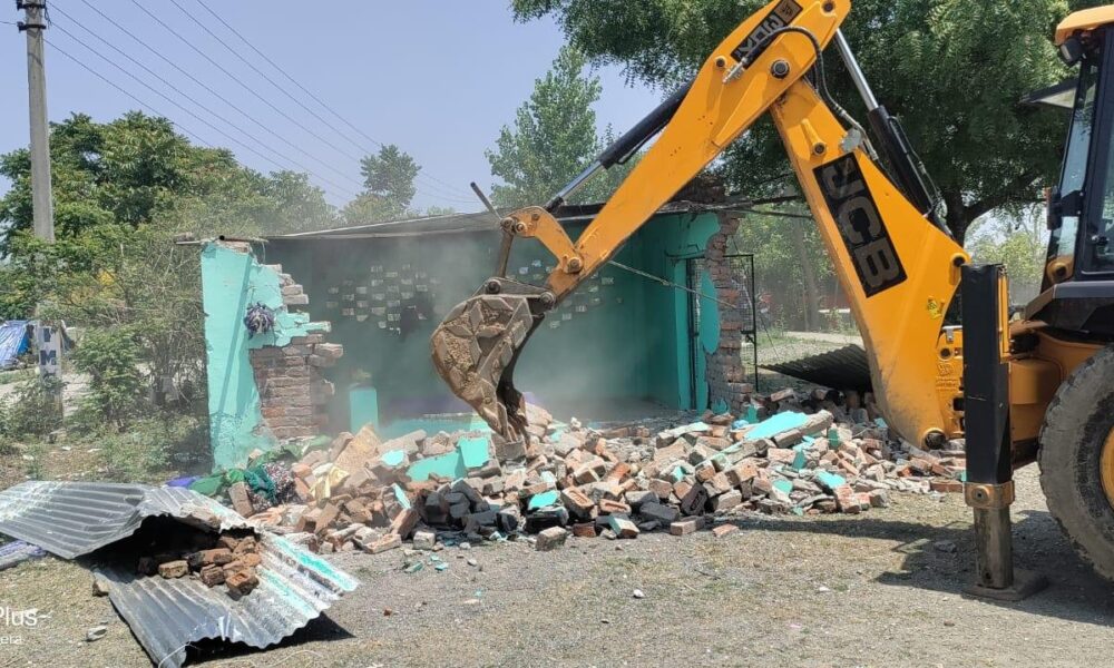 अतिक्रमण पर जिला प्रशासन की बड़ी कार्रवाई, शीशमबाड़ा में सरकारी भूमि पर बना अवैध मजार ध्वस्त