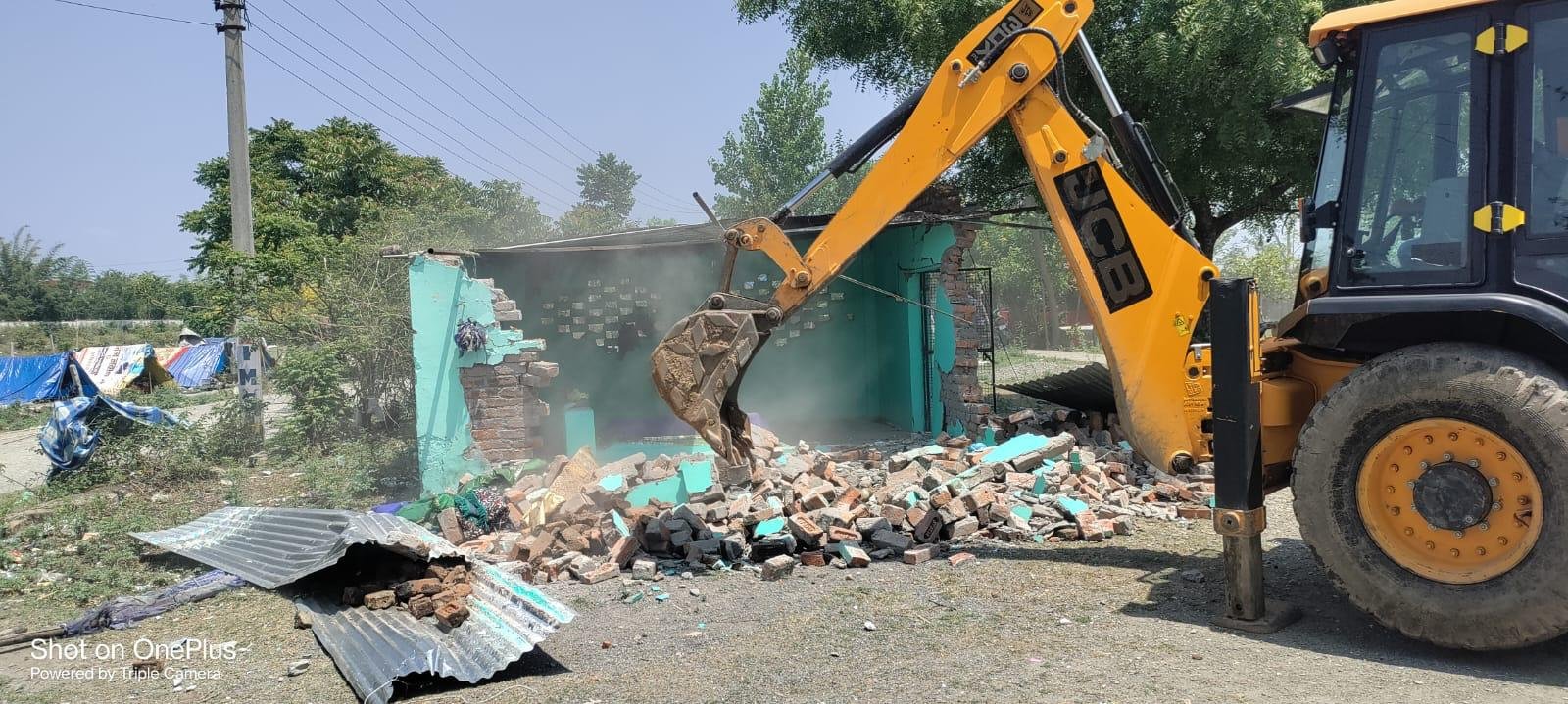 अतिक्रमण पर जिला प्रशासन की बड़ी कार्रवाई, शीशमबाड़ा में सरकारी भूमि पर बना अवैध मजार ध्वस्त