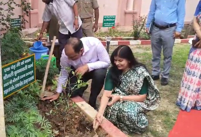 चम्पावत के नवाचारों और जनकल्याणकारी योजनाओं से प्रभावित हुईं आयुक्त रंजना राजगुरु, ‘एक पेड़ माँ के नाम’ अभियान में किया पौधरोपण….