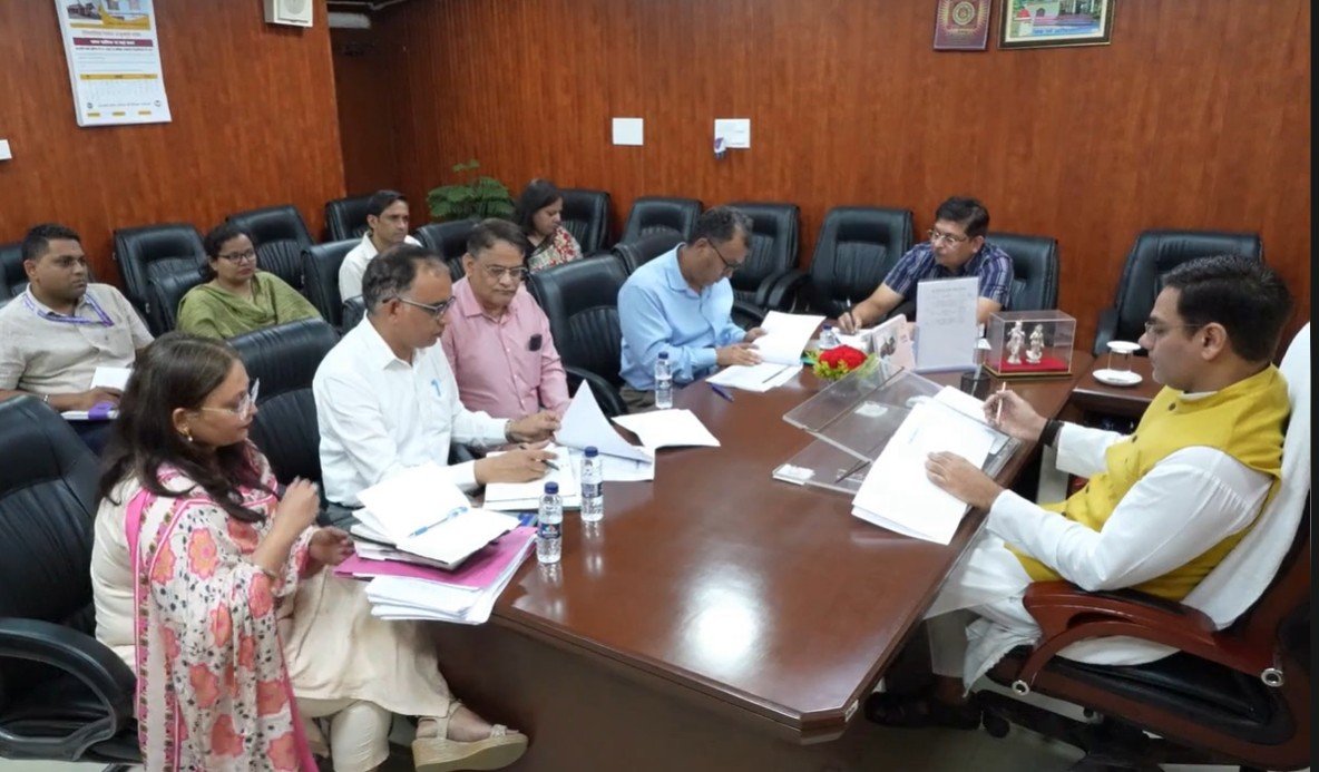 मंत्री सौरभ बहुगुणा ने विधानसभा स्थित कार्यालय कक्ष में ली विभागीय बैठक, अधिकारियों को दिए जरूरी दिशा-निर्देश