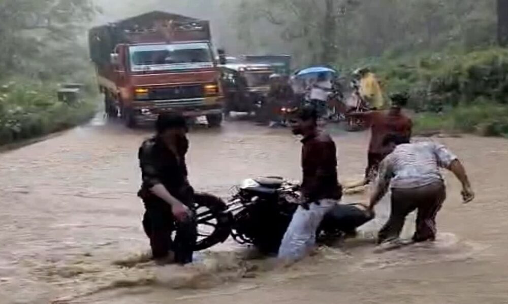 NH-309 पर उफनते रिंगौड़ा नाले में बही बाइक, स्थानीय युवकों की बहादुरी से टला बड़ा हादसा…
