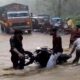 NH-309 पर उफनते रिंगौड़ा नाले में बही बाइक, स्थानीय युवकों की बहादुरी से टला बड़ा हादसा…