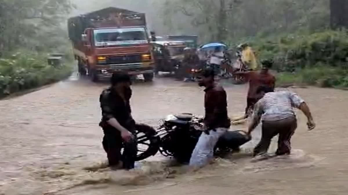 NH-309 पर उफनते रिंगौड़ा नाले में बही बाइक, स्थानीय युवकों की बहादुरी से टला बड़ा हादसा…