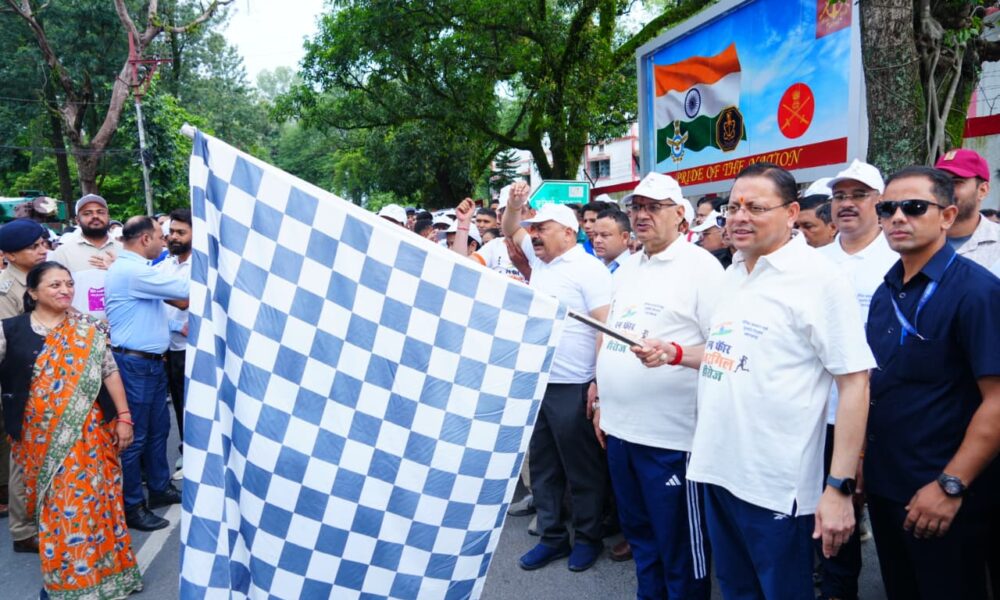मुख्यमंत्री ने शौर्य स्थल पर पुष्पचक्र अर्पित कर शहीदों को दी श्रद्धांजलि, ‘रन फॉर कारगिल हीरोज’ मैराथॉन को दिखाई हरी झंडी