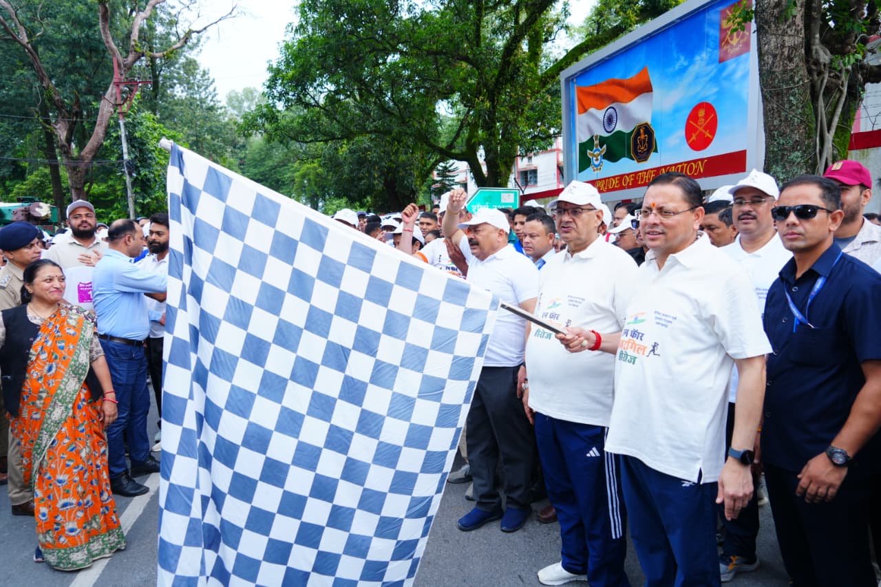 मुख्यमंत्री ने शौर्य स्थल पर पुष्पचक्र अर्पित कर शहीदों को दी श्रद्धांजलि, ‘रन फॉर कारगिल हीरोज’ मैराथॉन को दिखाई हरी झंडी