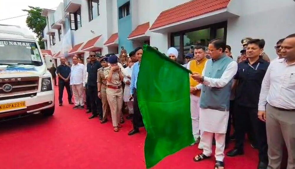 CM धामी ने कैलाश मानसरोवर यात्रा के पहले दल को दिखाई हरी झंडी, 49 श्रद्धालुओं का पहला जत्था रवाना