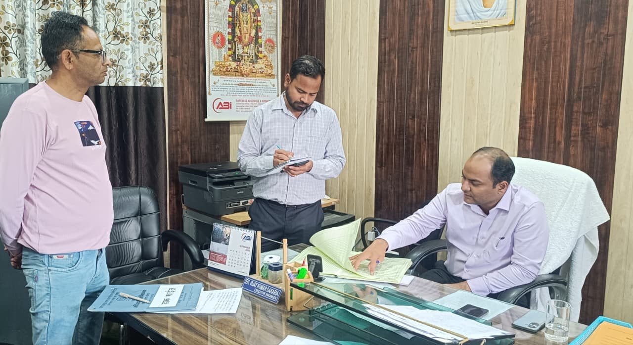चंपावत में डीएम ने यूपीसीएल कार्यालय का किया औचक निरीक्षण, गायब मिले अधिकारी कर्मचारी