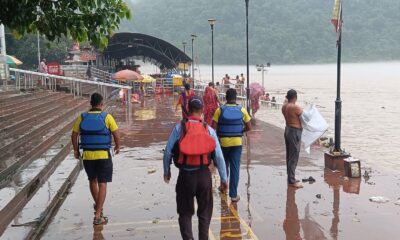 भारी बारिश के चलते अलर्ट मोड पर दून पुलिस, नदी नालों के किनारे रहने वाले लोगो को किया जा रहा सतर्क