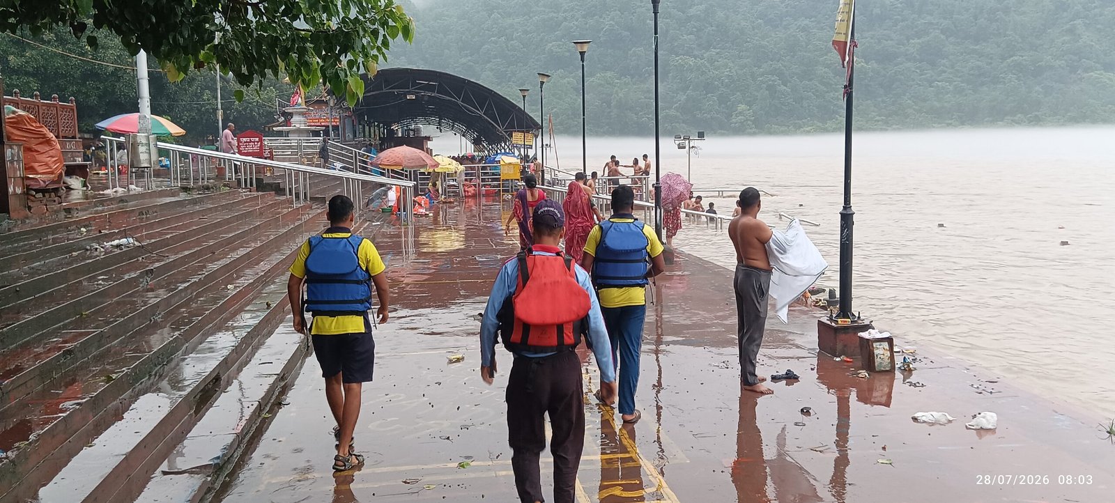 भारी बारिश के चलते अलर्ट मोड पर दून पुलिस, नदी नालों के किनारे रहने वाले लोगो को किया जा रहा सतर्क