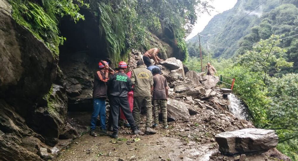 बोल्डर और मलबा आने के कारण केदारनाथ पैदल मार्ग बंद, यात्रियों को सुरक्षित स्थानों पर रोका