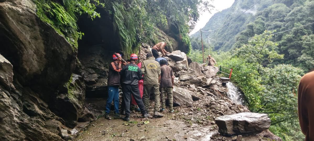 बोल्डर और मलबा आने के कारण केदारनाथ पैदल मार्ग बंद, यात्रियों को सुरक्षित स्थानों पर रोका