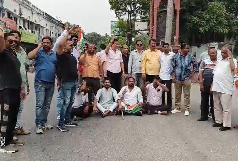 राहुल गांधी के दौरे को लेकर तकरार बढ़ी, परेड ग्राउंड की अनुमति रद्द होने पर कांग्रेस का प्रदर्शन