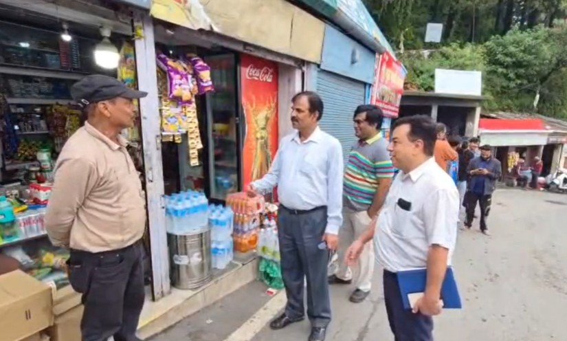 मसूरी में स्मार्ट मीटर पर भ्रांतियां दूर करने घर-घर पहुंचे यूपीसीएल के अधिकारी